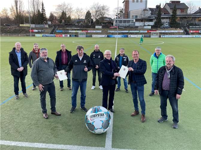 Der Startschuss für die Erneuerung des Kunstrasenplatzes ist mit der Übergabe der Zuschussbescheide von Verbandsgemeinde und Stadt Mendig besiegelt. Es freuen sich auf die baldige Projektumsetzung (vordere Reihe, v.l.n.r.): Achim Grün (Erster Beigeordneter der Stadt Mendig), Harald Heinemann (Vorsitzender SG Eintracht Mendig/Bell), Bernd Krayer (Vorsitzender SV Eintracht Mendig), Jörg Lempertz (VG-Bürgermeister), Ernst Simons (2. Vorsitzender Eintracht Mendig/Bell).  Foto: Verbandsgemeinde Mendig