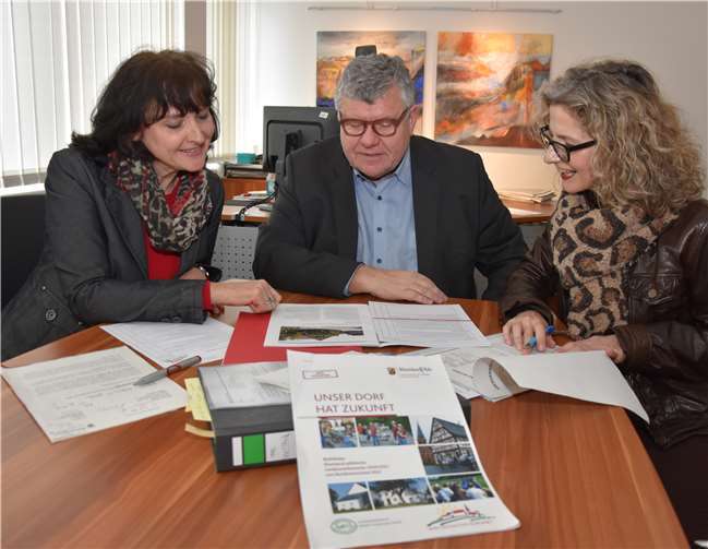 Der Startschuss für die Teilnahme am Landeswettbewerb „Unser Dorf hat Zukunft“ für 2020 ist erfolgt. Der 1. Kreisbeigeordnete und Planungsdezernent Michael Mahlert im Gespräch mit den zuständigen Mitarbeiterinnen Margit Rödder-Rasbach (links) und Carina Baugut-Seyfried bei den Vorbereitungen des Kreisentscheids.
