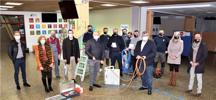 Der Startschuss ist gefallen: Seit dem 21. Dezember 2020 laufen die Arbeiten in der Ludwig-Erhard-Schule Neuwied und der anliegenden Kinzing-Schule. Der Landkreis Neuwied erhält im Rahmen des von Bund und Ländern beschlossenen Förderprogramms „DigitalPakt Schule“ Fördermittel für Investitionsmaßnahmen. Landrat Achim Hallerbach traf sich mit dem zuständigen 1. Kreisbeigeordneten Michael Mahlert und Vertretern der Kreisverwaltung zu bei einem gemeinsamen Termin mit der ausführenden Firma auf der Baustelle.