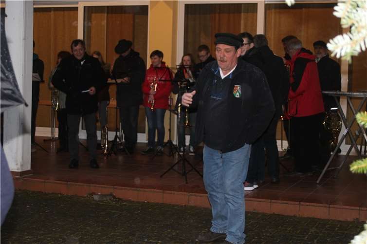 Der Steimeler Ortsbürgermeister Wolfgang Theis bedankte sich bei Martin Blum und seinem Posaunenchor für das gelungene Konzert. UP
