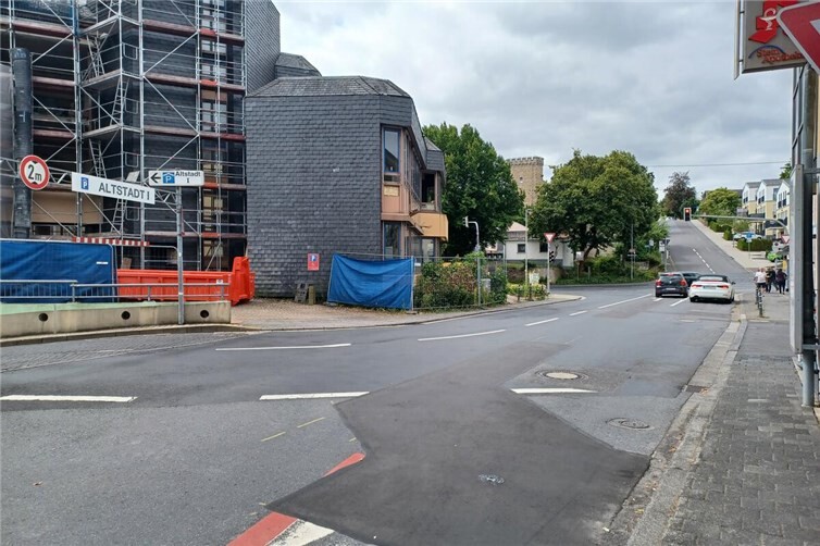 Der Steinweg wird im Bereich der Zufahrt zur Tiefgarage Altstadt I ab dem 10. August komplett für Fahrzeuge gesperrt. Der Grund: Hier werden neue Rohre für den unterirdisch verlaufenden Stadtbach eingesetzt, der quer unter der Straße liegt.