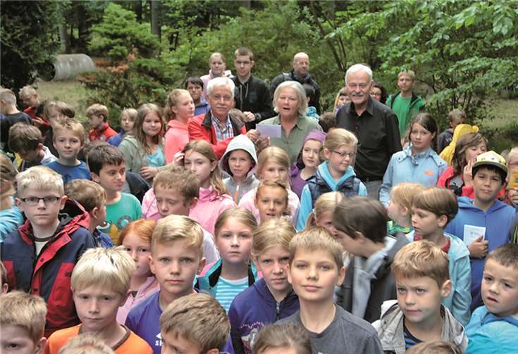 Der Stellvertretende AWO-Kreisvorsitzende Erwin Barabosch, r., und der Vorsitzende des AWO-Ortsvereins Remagen Lorenz Denn, l., überreichen Schecks an die Sinziger AWO-Vorsitzende Wiltrud Post, m.privat