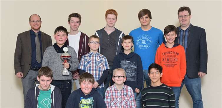 Der Stellvertretende Schulleiter Johannes Arnold (links) und der Betreuer der Schach-AG Thomas Damson (rechts) sind zu recht stolz auf ihre Schach-Mannschaft: Jan-Heinrich Böhm, Dennis Rommel, Yannick Breuer (oben, v. links), Michael Schupfer, Jonas Reif, Vitalius Müller, Carlo Mäurer (mitte, v. links), Oliver Rommel, Paul Goebel, Gerrit Schäfer und Lukas Wappler (unten, v. links). privat