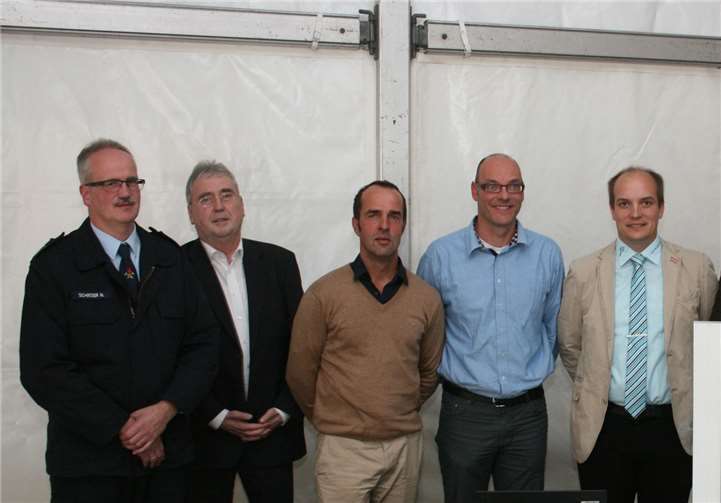 Der Stellvertretende Wehrleiter der VG Brohltal und Wehrführer von Kempenich, Nils Schröer (l.), und Sebastian Kuhl (3. v. r.) referierten beim Gewerbeverein Kempenicher Land e.V. privat