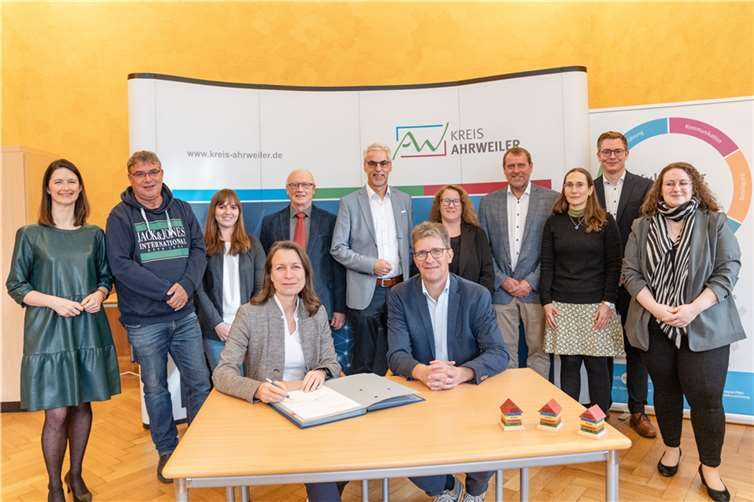 Der Steuerungskreis freut sich auf die weitere Zusammenarbeit mit der Unfallkasse Rheinland-Pfalz, vorne links Landrätin Cornelia Weigand mit Dr. Christoph Heidrich bei der Unterzeichnung der Kooperationsvereinbarung.  Foto:B. Risse / Kreisverwaltung Ahrweiler