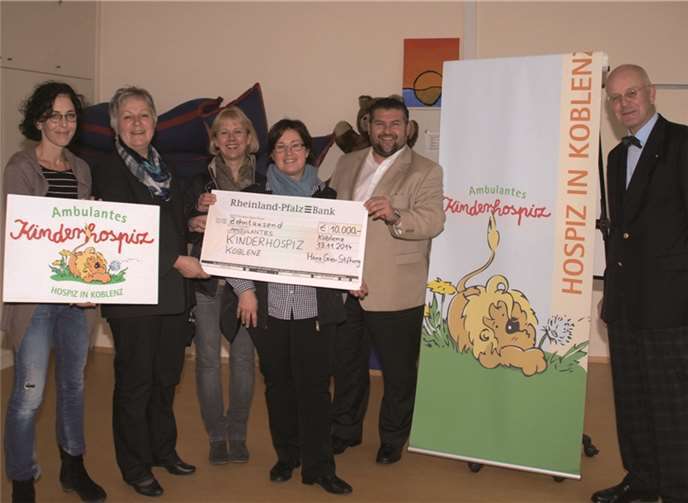 Der Stiftungsrat der Heinz Greis-Stiftung überreichte gerne den Spendenscheck in Höhe von 10.00 Euro persönlich (v.l.): Katja Masendorf (Betreuerin im Kinderhospiz), Gisela Textor (Geschäftsführerin des Koblenzer Hospizverein), Sabine Liebsch (Stiftungsratsmitglied), Peter Gries (Stiftungsratmitglied) und Georg Grabkowsky (Stiftungsratsvorsitzender).US