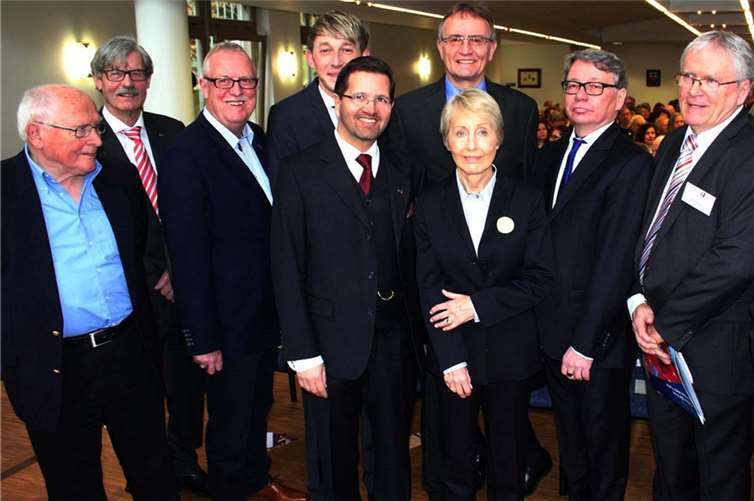 Der Stiftungsvorstand und die ehemaligen Vorsitzenden des Willy-Brandt-Forums umgaben mit Landrat Rainer Kaul sowie den Landtagsabgeordneten Fredi Winter und Marc Ruland sowie Geschäftsführer Rudolf Rupperath die Gastrednerin der Festveranstaltung zum fünfjährigen Bestehen des Museum, Brigitte Seebacher. DL