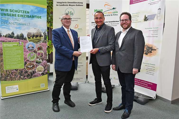 Der Stiftungsvorstandsvorsitzende Pascal Badziong (rechts) und Landrat Dr. Alexander Saftig (links) nahmen den Bewilligungsbescheid aus den Händen von Dr. Peter Sound vom Umweltministerium entgegen.  Foto: Kreisverwaltung MYK/Damian Morcinek