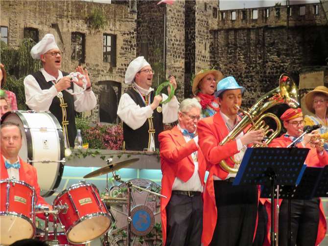 Der Stimmungs-Infektion durch den Stabsmusikzug konnten sich der Sitzungspräsident und der Kommandeur (hier als Bäckerjungen) nicht entziehen.