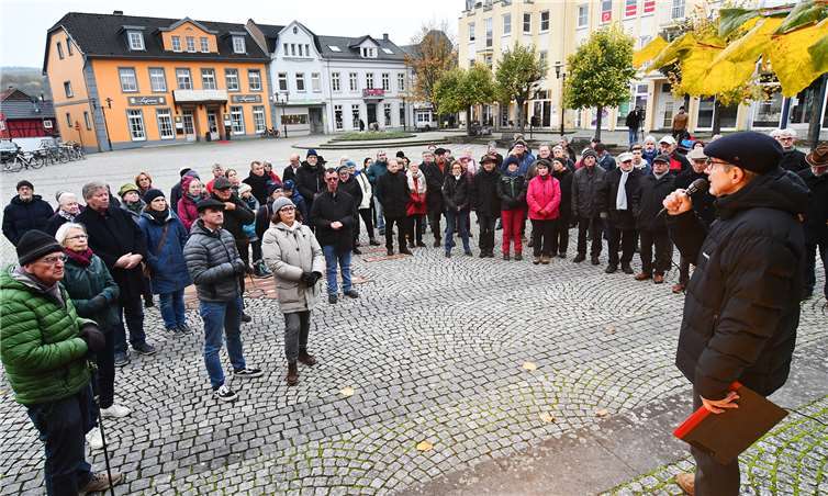 Der „Stolpergang“ startete auf dem Kirchplatz, wo insgesamt rund 150 Sinziger dem Ruf der Glocken von Sankt Peter gefolgt waren, um der Opfer des Nationalsozialismus in der Barbarossastadt zu gedenken. Fotos: RASCH
