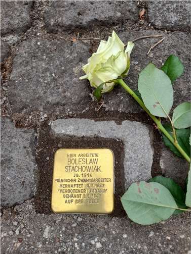 Der Stolperstein liegt vor dem Bauernhof, für den der polnische Kriegsgefangene vom Sommer 1940 bis zum 3. Februar 1942 als Zwangsarbeiter im Einsatz war. Foto: privat