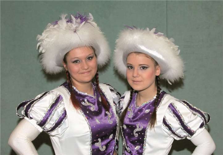 Der Stolz des Möhnenvorstands: die beiden Funkenmariechen Sandy und Johanna Dötsch.