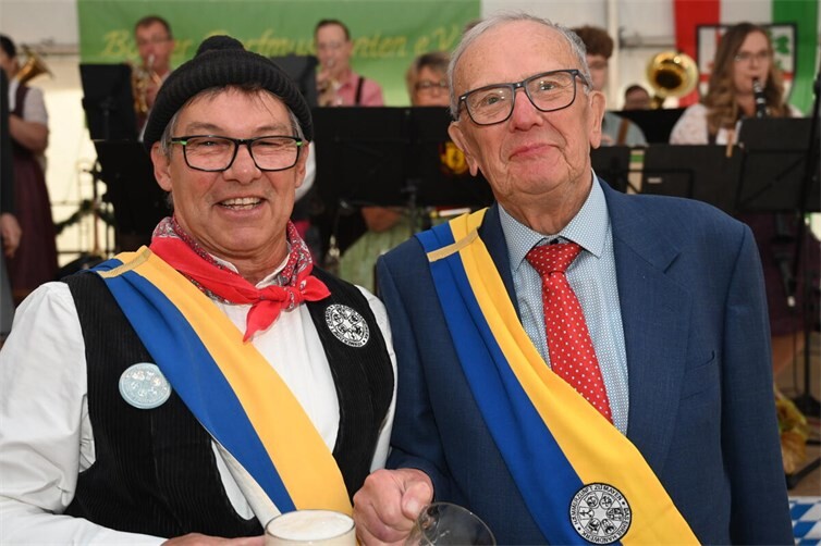 Der Stolz ist Erich Nöthen (links) und Aloys Krämer förmlich anzusehen. Foto: SK