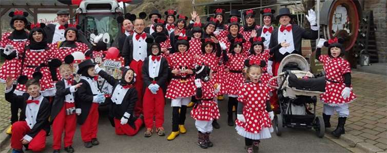 Der Straßenkarneval stand unter dem Motto „Film und Fernsehen“ und dies setzten die Fidele Möhnen und die Lecker Mädscha toll um. privat