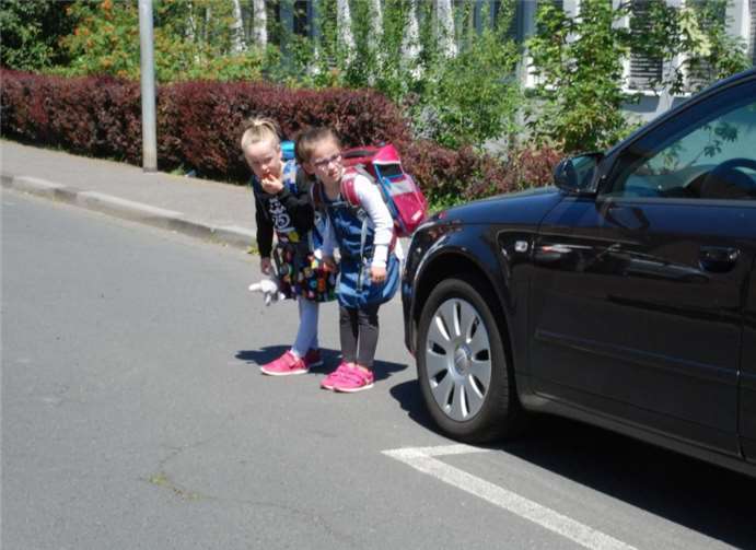 Der Straßenverkehr ist für Kinder oft schlecht einsehbar. Fotos: privat