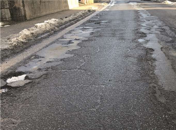 Der Straßenzustand der L 82 ist für Anwohner, Autofahrer und Fußgänger eine Zumutung