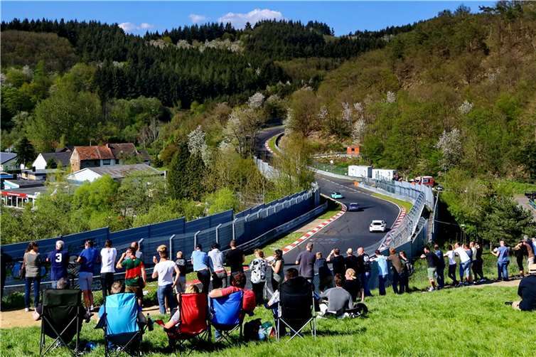 Der Streckenabschnitt der Nordschleife im Adenauer Stadtteil „Breidscheid“ ist beliebter Zuschauerort. Bis Anfang 2020 konnten hier auch Touristenfahrer auf die Strecke auffahren. Dies bleibt aus Sicherheitsgründen weiterhin ausschließlich Einsatzkräften vorbehalten. Foto: Gruppe C Photography