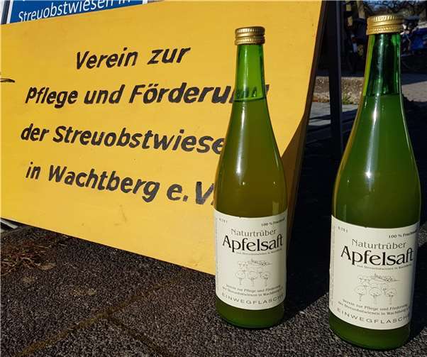 Der Streuobstwiesenverein Wachtberg verkauft Saft der heimischen Streuobstwiesen. Foto: Birte Kümpel