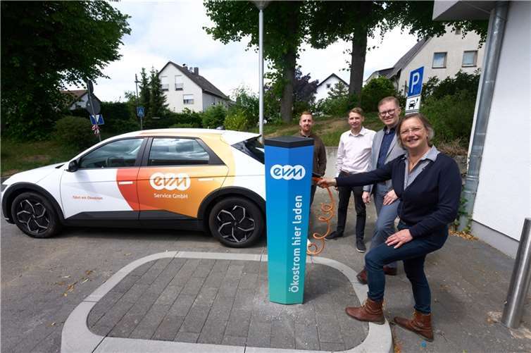 Der Strom fließt: Till Müller von der VG Vallendar, Christoph Schott von der evm Service GmbH, evm-Pressesprecher Marcelo Peerenboom und Ortsbürgermeisterin Karin Küsel (v.l.) weihen die neue Ladesäule in Urbar ein.  Foto: Thomas Frey