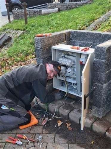 Der Stromanschlusskasten steht auf dem Dorfplatz.