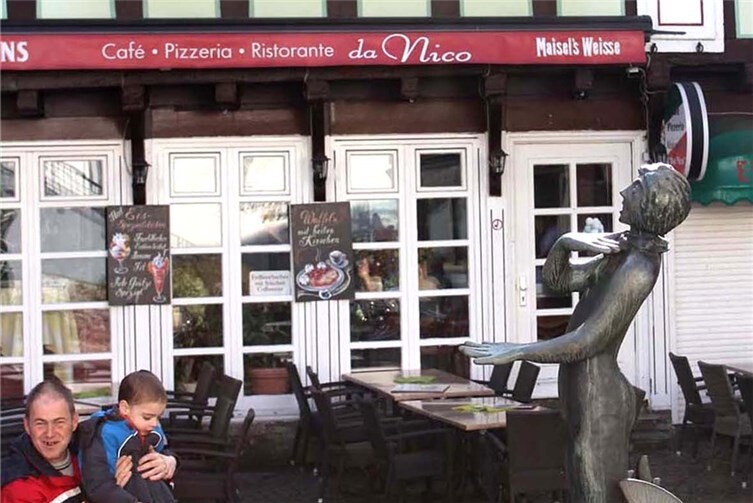 Der Strünzer verriet einem kleinen Brunnenbesucher am samstag, dass er auf der Klappermedaille zu sehen ist.