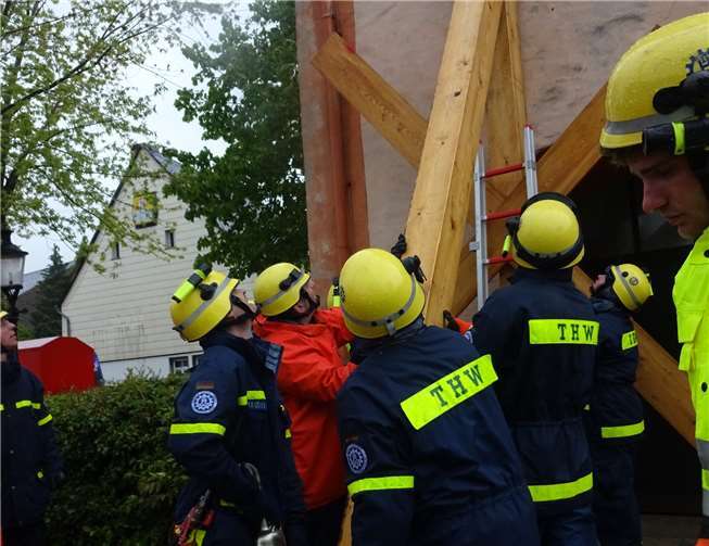 Der Stützbock wird aufgerichtet.