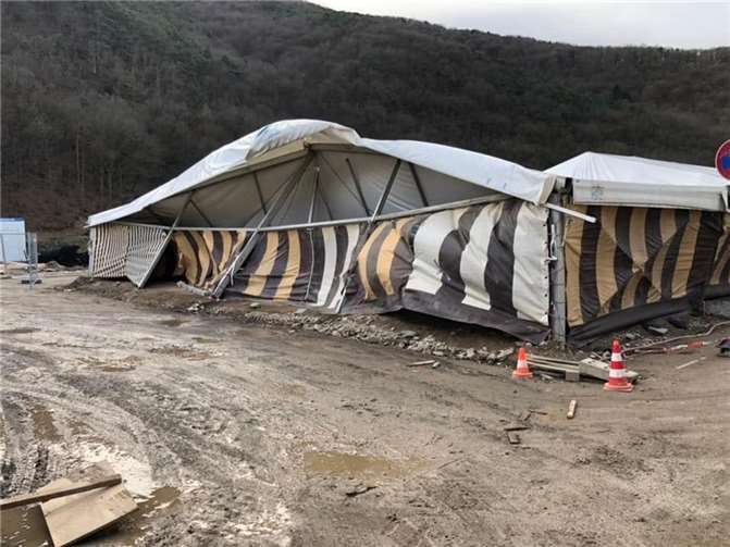 Walporzheim: Zelt drohte einzustürzen Der Sturm hinterließ sichtbare Schäden am Zelt. Foto: Feuerwehr
