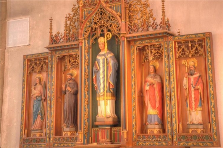 Der Suitbertus-Altar in der Rheinbrohler Kirche.