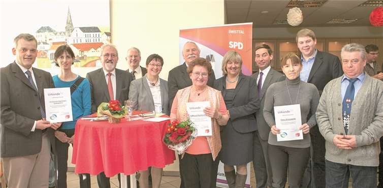 Der Swisttal-Preis 2014 geht an Edeltraud Buckesfeld (Mitte), so erhielt die Urkunde beim Neujahrsempfang der Swisttaler SPD im Dorfhaus Miel. -VJ-