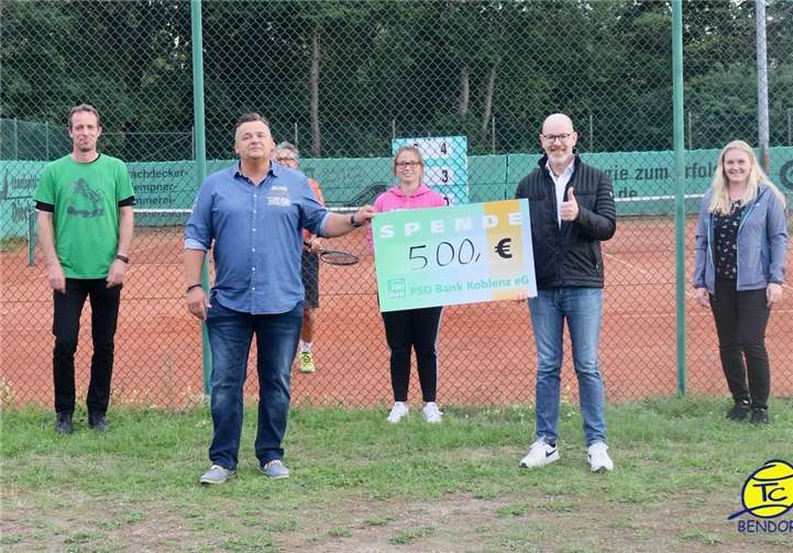 Der TC Bendorf durfte sich über eine großartige Spende der PSD Bank Koblenz eG von 500 Euro bedanken, die der Vorstandsvorsitzende der PSD Bank Koblenz, Bernd Schittler, dem Verein persönlich überreichte. Foto: privat