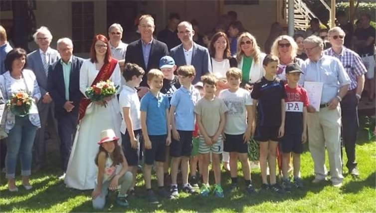 Der TC Rhein-Lahn eröffnete die Tennissaison im Beisein der Rhein-Lahn-Nixe Maren I.Foto: TC Rhein-Lahn