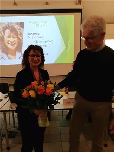 Der TC-Vorsitzende Wolf-Ullrich Scherhag konnte der ehemaligen Vorsitzenden des TC SpRW, Johanna Schormann, zur 50-jährigen Mitgliedschaft mit einem Blumenstrauß gratulieren. Foto: privat