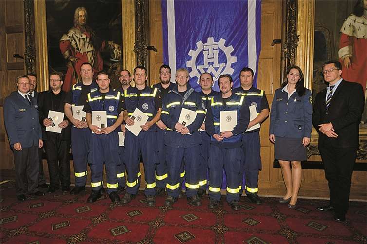 Der THW-Ortsverband Neuwied bekommt Bundesflutmedaille überreicht. THW