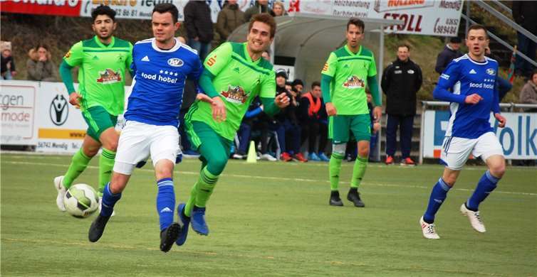 Der TSV Emmelshausen (am Ball David Peifer) durfte sich über drei Punkte freuen, die SG Eintracht Mendig/Bell (von links im grünen Trikot Mustafa Madanoglu, Kodai Stalph und Manuel Oster) ging leer aus. Fotos: SK