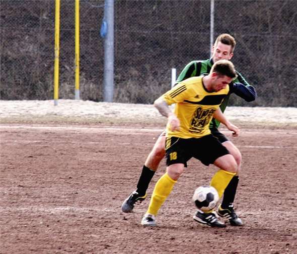 Der TSV Lay (Gelbes Trikot) scheint wieder auf der Erfolgsleiter nach oben zu klettern. Gegen die SpVgg Bendorf siegten die Moselaner sicher mit 4:1.-TH-
