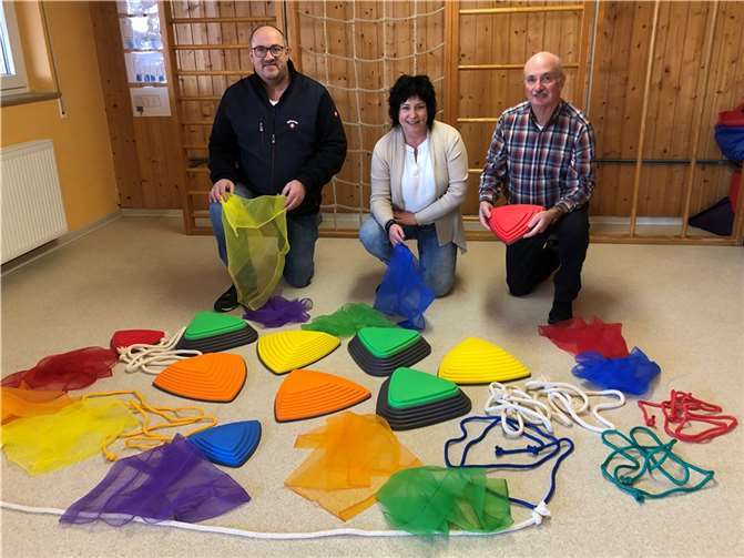 Der TSV Lehmen bei der Übergabe der gespendeten Spielsachen. Quelle: TSV Lehmen