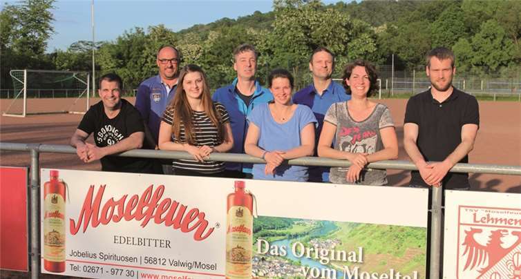 Der TSV „Moselfeuer“ Lehmen freut sich über Zuwachs im Vorstand (v.l.): Torsten Unschuld (Kassenwart), Lothar Ludwig (1. Vorsitzender), Nina Ludwig (Abt.-Leiterin Tanzen), Peter Kray (Beisitzer), Jennifer Simons (Beisitzerin), Klaus Meyer (Pressewart), Nicole Doctorowsky (Schriftführerin), Stephan Waldecker (1. Geschäftsführer); Es fehlen: Lisa-Maria Zimmer (2. Vorsitzende), Lorena Lellmann (Abt.-Leiterin Turnen und Leichtathletik), Klaus Heidger (2. Geschäftsführer).privat
