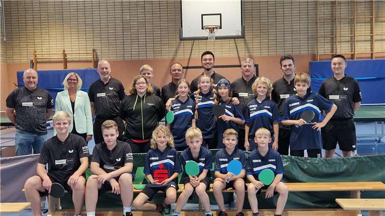 Der TTV Oberwinter e.V. freut sich über die Unterstützung der Kreissparkasse Ahrweiler, vertreten durch Silke Seul, Leiterin des BeratungsCenters Remagen.  Foto: privat