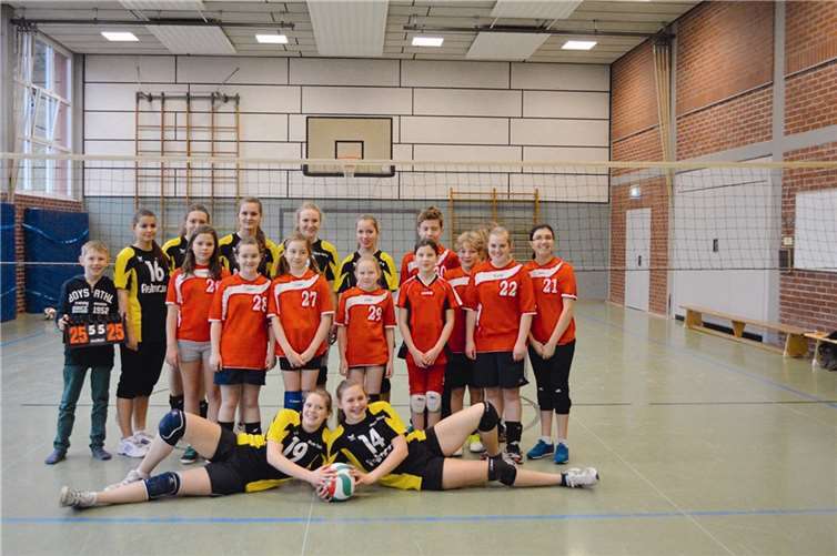 Der TV Remagen in schwarz/gelb: Natalie Schönenborn, Jana Leßnig, Rebecca Küpper, Rebecca Sell, Lena Schäfer, Viviane Welsch und Sarah Rettinger und Der SV Rheinbreitbach in rot. Privat