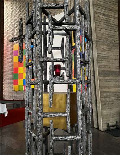 Der Tabernakel und das Kreuz im Hintergrund werden in Nigeria sakral wiederverwendet. Das ewige Licht wird gelöscht. Foto: Pallottiner