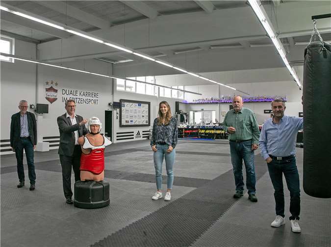 Der Taekwondoverein Swisttal will seine Trainingshalle erwerben, damit die Leistungssportler wie Yanna Schneider (Mitte) besser trainieren können. Das erläuterte der Vorsitzende Dimitrios Lautenschläger (rechts) Sportamt-Leiter Rainer Land, Sportdezernent Omas Wagner und Gemeindesportverband-Chef Klaus Jansen.Fotos: JOST