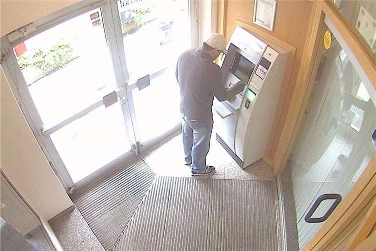 Der Täter auf frischer Tat. Fotos: Polizeipräsidium Koblenz