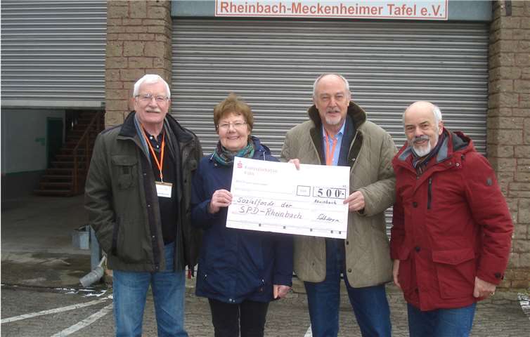 Der Tafel-Vorsitzende nahm die Spende dankbar entgegen (von links): Ludwig Mickisch, Brigitte Thiele-Schledorn, Dr. Uwe Petersen und Gert-Uwe Geerdts.privat