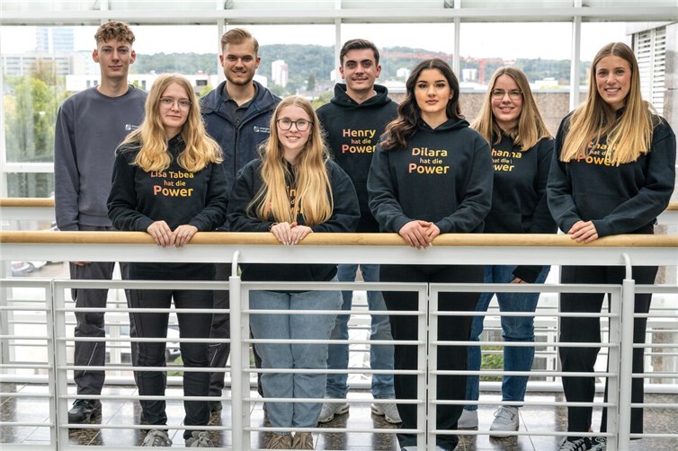 Der Tag der Ausbildung wird von den Auszubildenden des dritten Ausbildungsjahres organisiert: (von links) Pascal Steffens, Lisa Tabea Helwig, Max Schmidt, Alina Weiß, Henry Fuhr, Dilara Basibüyük, Johanna Jung und Katharina Hain. Es fehlt Laura Mahnke. Foto: evm/Niklas Oster.