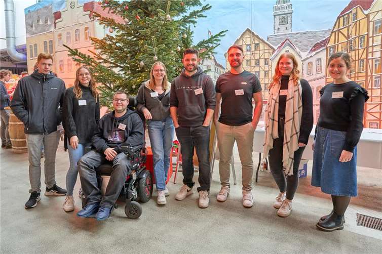 Der Tag der Ausbildung wurde von den Auszubildenden des dritten Ausbildungsjahres organisiert: Daniel Krah, Ricarda Gottschling, Tim Treidy, Caroline Ohlig, Sebastian Kretz, Ausbilder Nico Sartorius, Julia Knappe und Laura Fast. Es fehlen Esra Schramm und Lionel Radermacher.  Foto: Sascha Ditscher/evm