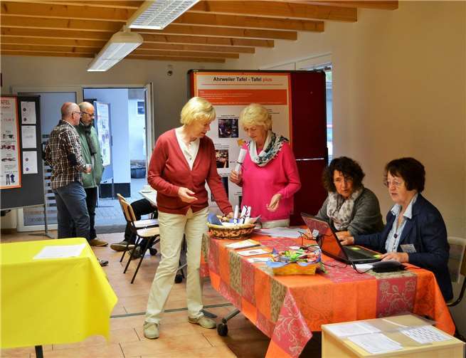 Der Tag der offenen Tür bietet Interessenten die Gelgenheit sich mit Mitarbeitern der Tafel auszutauschen. E. T. Müller