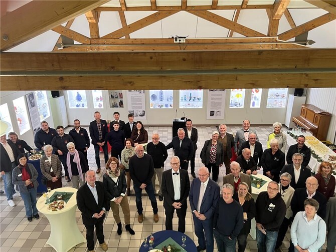 Der Tag des Ehrenamts wurde 1985 von den Vereinten Nationen beschlossen und wird seit 1986 jedes Jahr am 5. Dezember begangen, um ehrenamtliches Engagement anzuerkennen und zu fördern. Auch in diesem Jahr nutzte die Stadt Rheinbach den Anlass, um alle Inhaberinnen und Inhaber der Ehrenamtskarte NRW sowie der Jubiläums-Ehrenamtskarte NRW zu einem Empfang in den Ratssaal des Himmeroder Hofs einzuladen. Foto: Stadt Rheinbach