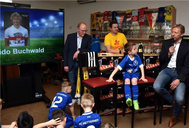 Der Tagungsraum von Lotto Rheinland Pfalz war umgewandelt worden in eine Art Vereinslokal, wo auch Guido Buchwald (re.) von seinen Erlebnissen erzählte.