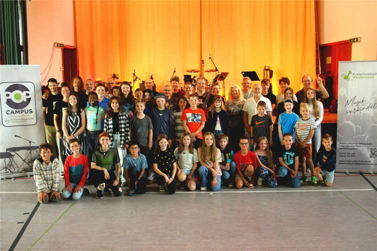 Der Talk mit Anny Ogrezeanu (Mitte), Bandworkshops und das große Konzert trugen zur gelungenen Eröffnung des Pop Campus der Kreismusikschule bei. Foto: Sascha Wegener-Radloff