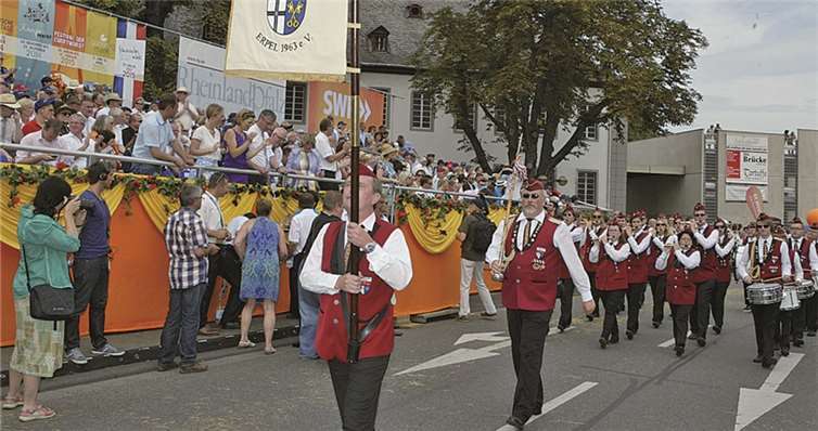 Der Tambour-Corps Erpel 1963 e.V. beim großen Festumzug in Neuwied. -WAMFO.DE-